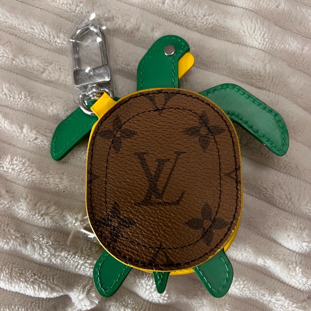 Rare LV turtle pouch key chain (unzips) collectors item